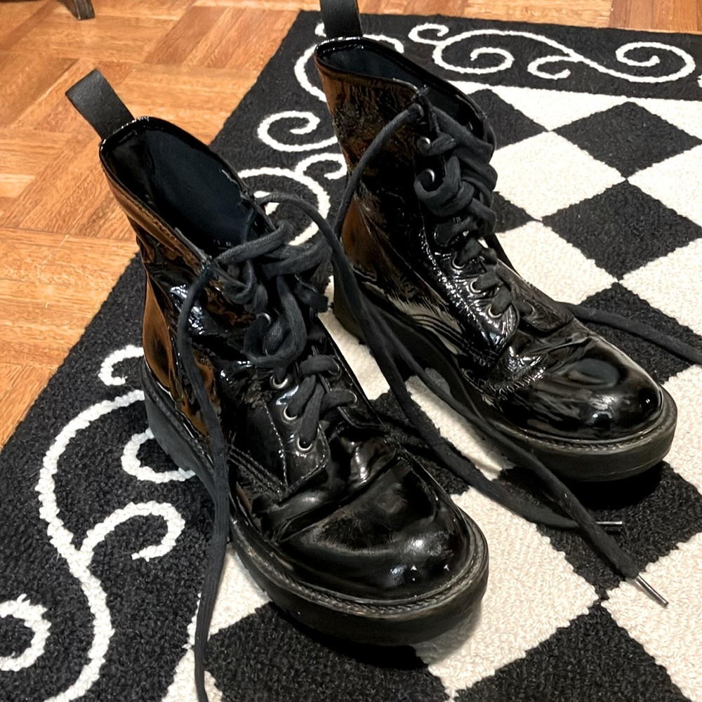 Steve Madden genuine patent leather combat style boots 7 1/2
